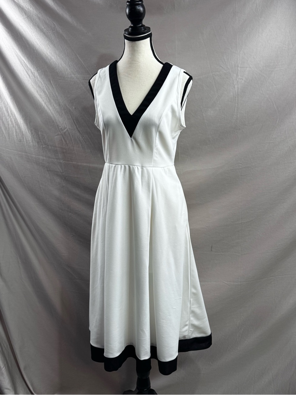 Chic Contrast Trim Pleated Flare Midi Dress with Pockets White/Black - Picture 7 of 7